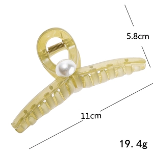 Grande pince à cheveux ambre avec perle et dimensions de 11cm sur fond blanc éclatant
