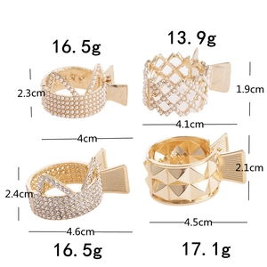 Lot de quatre pinces à cheveux dorées pour queue de cheval haute avec perles et strass variés