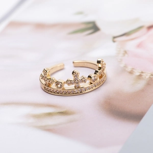 Elegante anello a corona dorato in rame regolabile con pietre di zircone lucide