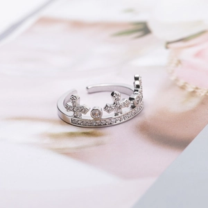 Anello a corona in argento con croce e zirconi cubici dal design minimalista