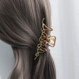 Elegant Large Metal Hair Claw Clip Gradient Matte Painted Hollow Shark Clip For Women Thick Hair Accessories Korean Style