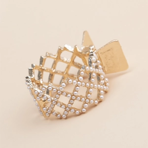 Pince à cheveux couronne dorée avec grille en losange et perles blanches