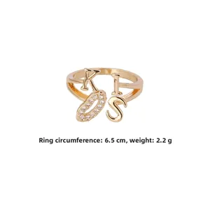 Détail de la bague dorée KISS sertie de zircons, circonférence 6,5cm et poids 2,2g