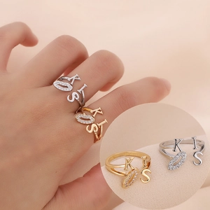Bague Ouverte Lettre Kiss en Cuivre à la Mode pour Femme avec Strass Incrusté Bague Réglable Bijoux Minimalistes Cadeau