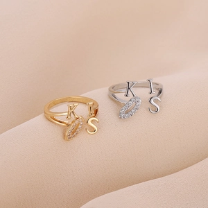 Bague ajustable en cuivre avec lettrage KISS et oxydes de zirconium micro-pave élégants