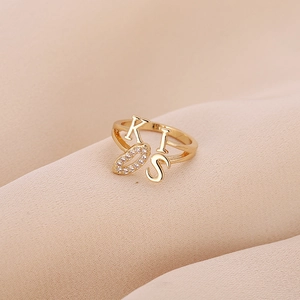 Bague dorée réglable KISS avec lèvres en zircon sur fond de soie rose élégant