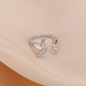 Bague KISS réglable en argent avec lettres en zircone sur fond de soie élégant