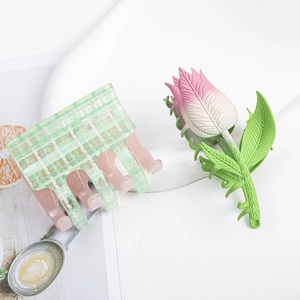 Elegante set van tulp bloem haarclip en groen geblokte haarklem voor dames