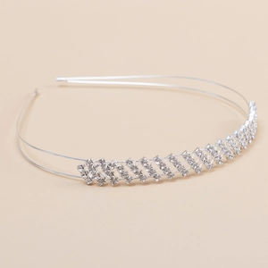 Elegant double-layered silver hairband featuring sparkling geometric rhinestone crystals