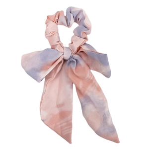 Chouchou ruban en mousseline tie-dye rose et violet avec nœud sur fond blanc éclatant