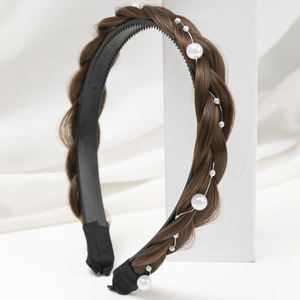 Cerchietto a treccia a spina di pesce con capelli castani e perle bianche su sfondo bianco