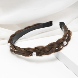 Cerchietto a treccia per parrucca con perle bianche su fascia in fibra marrone