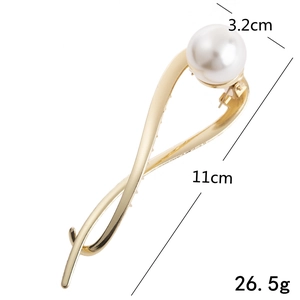 Pince à cheveux élégante en métal doré avec grande perle et design incurvé minimaliste