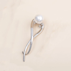 Pince à cheveux élégante en métal torsadé argenté avec une perle blanche lustrée