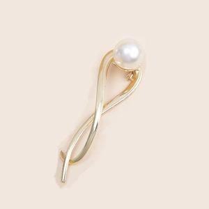 Barrette à cheveux dorée avec grande perle blanche et design géométrique en métal chic