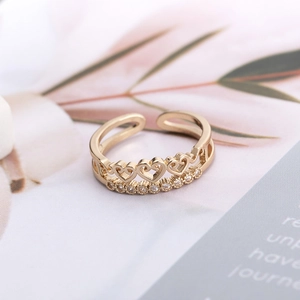 Bague ouverte dorée en forme de cœur avec micro-pavage de zircons au design élégant