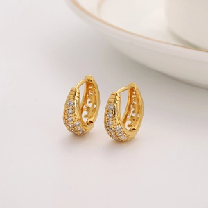 Boucles d'oreilles créoles dorées avec zircons blancs et détails évidés élégants