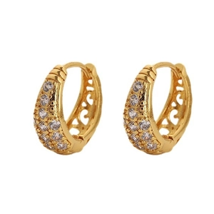 Boucles d'oreilles créoles dorées en cuivre avec zircons pavés et motif ajouré