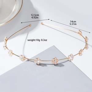 Diadema fina dorada con flores rosas y perlas para el cabello con diseño floral elegante