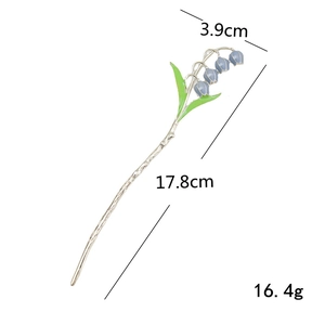 Elegante haarspeld met blauwe lelietje-van-dalen bloemen en groene bladeren van metaal
