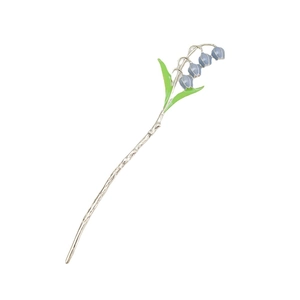 Elegante haarspeld met lelietjes-van-dalen, blauwe bloemblaadjes en groene bladeren op wit