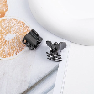 Detailansicht der kleinen schwarzen Haarklammern aus Metall mit glänzendem Finish