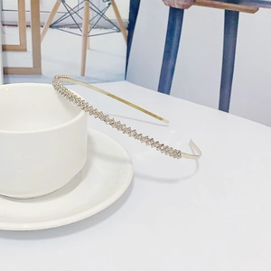 Serre-tête élégant en strass dorés pour femmes avec un design minimaliste en chaîne