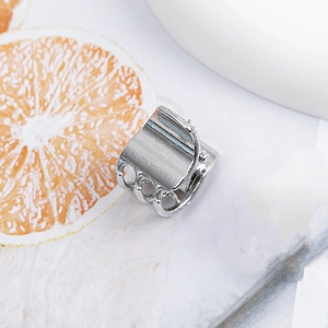 Eleganter Mini-Haarklammer aus Silbermetall mit Aussparungen für seitliches Haarstyling