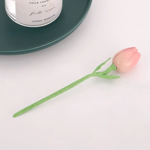 Pic à cheveux élégant tulipe avec dégradé rose et tige verte sur table blanche