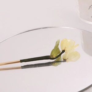 Elegant gold tulip hair pin with yellow flower and green leaf for traditional hanfu styling