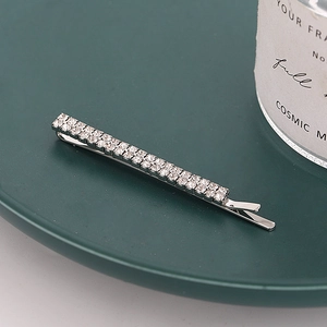 Barrette à cheveux étincelante plaquée argent avec strass et cristaux élégants