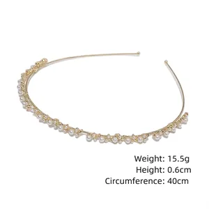 Serre-tête élégant en métal doré orné de perles blanches de tailles variées style princesse chic