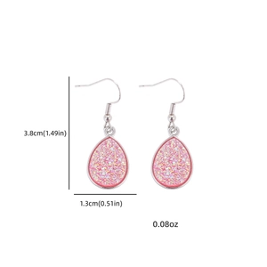 Boucles d'oreilles pendantes en résine rose pailletée de 3,8 cm de haut et 1,3 cm de large