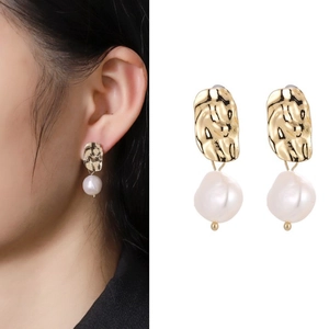 Vintage French Artificial Baroque Pearl Drop Earrings For Women Elegant Gold Plated Alloy Wrinkled Metal Texture Irregular Artificial Pearl Earrings Accessory