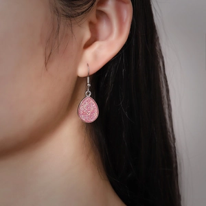Boucles d'oreilles pendantes gouttes en résine rose pailletée avec crochets argentés