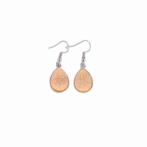 Boucles d'oreilles pendantes argentées en forme de larme avec résine rose et texture druzy