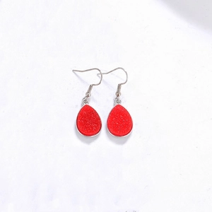 Boucles d'oreilles pendantes en résine rouge avec crochets argentés pour un style chic tendance