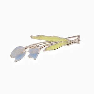 Detailansicht einer blauen Tulpen-Haarspange mit silberner Metallbasis und Krokodilklemme