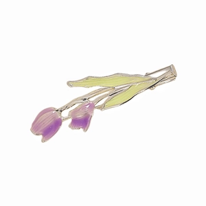 Detailansicht der Tulpen-Haarklammer mit lila Emaille-Blüten und grünen Legierungsblättern