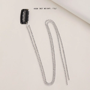 Vue détaillée de la chaîne de cheveux strass argent 40cm avec clip en U métal noir