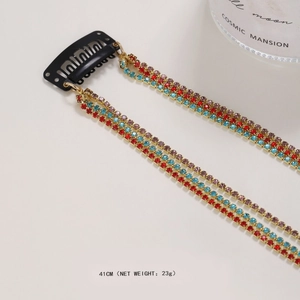 Détail de la pince à cheveux de 41 cm avec glands en strass colorés et cristaux brillants