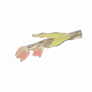 Eleganter Tulpen-Haarclip mit rosa Emaille-Blüten und grünen Blättern auf silberner Basis