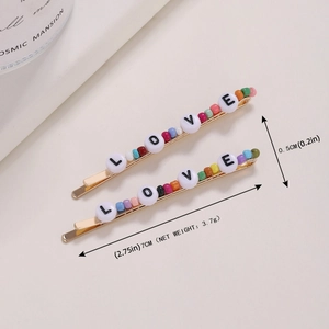 Set de 2 pinzas doradas con perlas de colores y cuentas blancas con letras LOVE