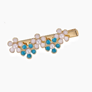 Fermaglio per capelli dorato con fiori smaltati rosa e blu e perle artificiali