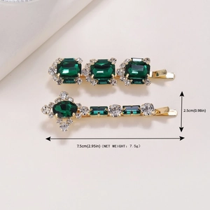 Vista dettagliata dei fermagli in strass verde smeraldo con misure 7,5cm e 2,5cm