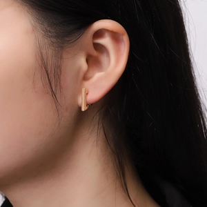 Boucles d'oreilles triangles géométriques dorées pour femmes avec une finition polie moderne