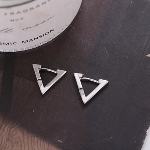 Boucles d'oreilles créoles triangulaires minimalistes en argent avec fini poli brillant