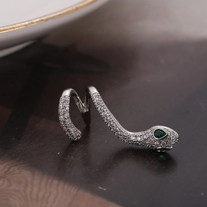 Manchette d'oreille serpent avec zircons blancs et yeux en pierres vert émeraude