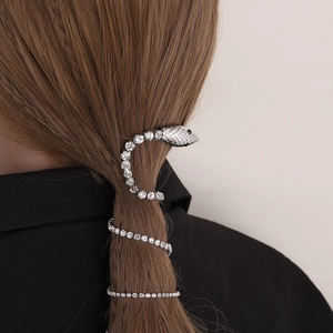 Bijou de cheveux élégant en forme de serpent avec strass sur une queue de cheval