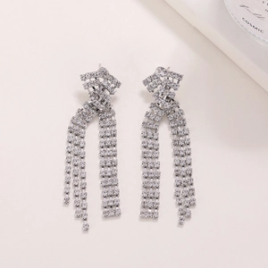 Boucles d'oreilles pendantes argentées avec clous croisés et chaînes de strass brillants